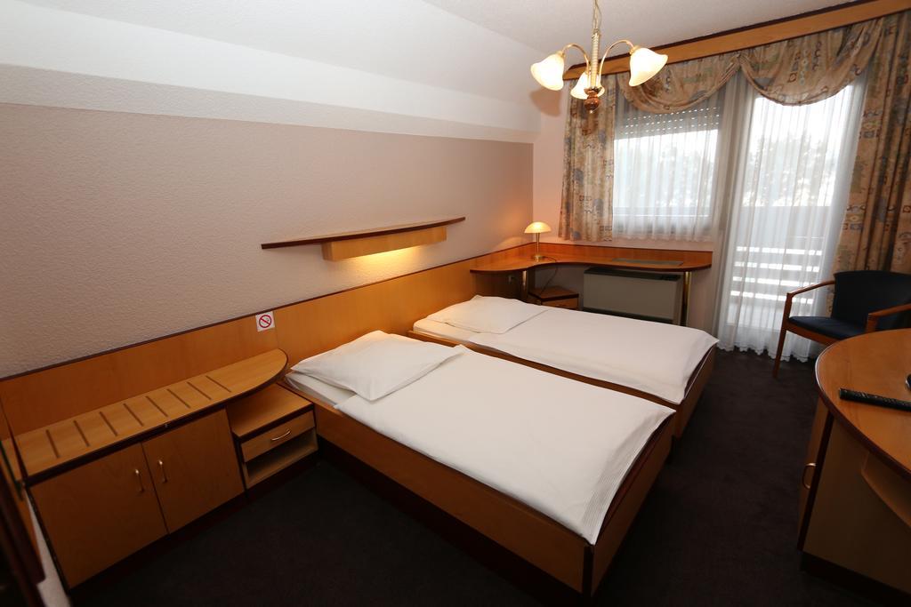 Hotel Krona Domzale Ngoại thất bức ảnh