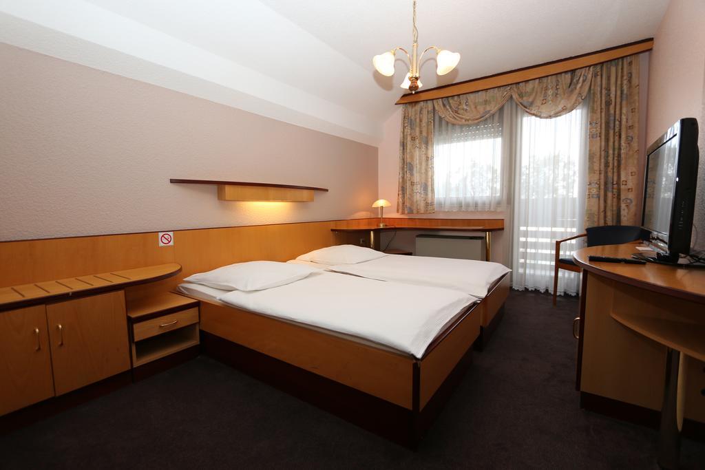 Hotel Krona Domzale Ngoại thất bức ảnh