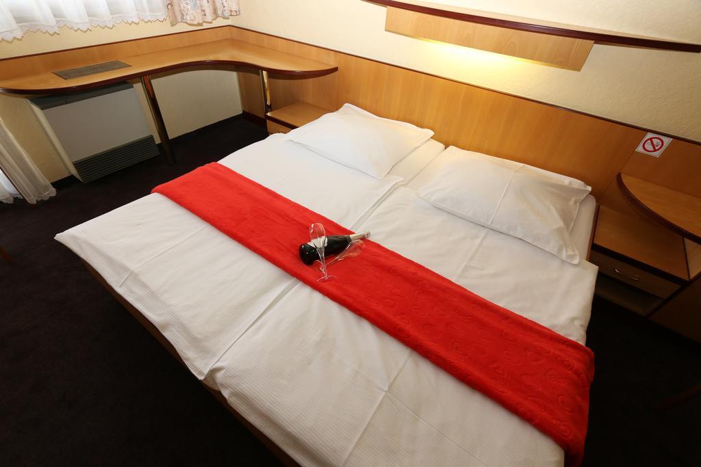 Hotel Krona Domzale Ngoại thất bức ảnh