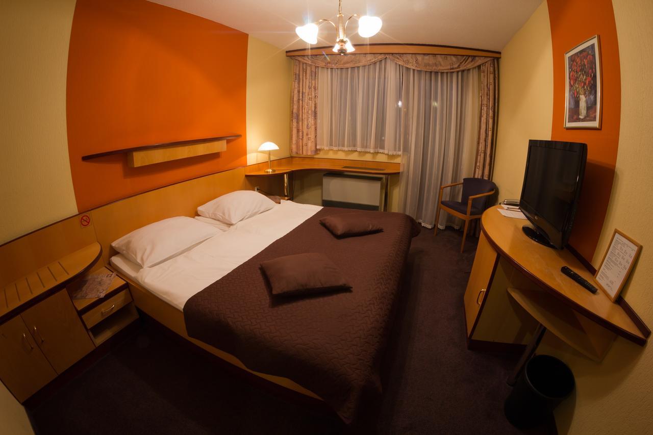 Hotel Krona Domzale Ngoại thất bức ảnh